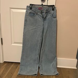 Raelynn washed low rise jeans from Edikted